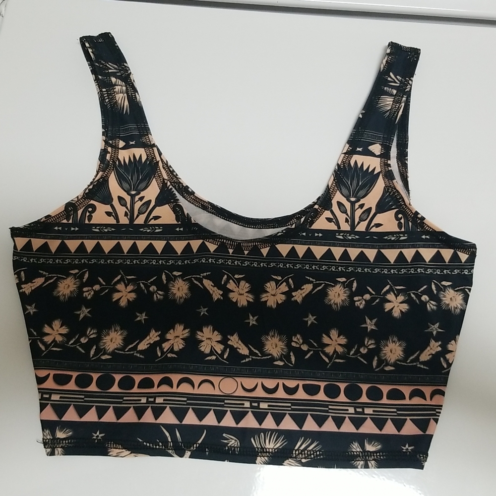 Teeki crop yoga top